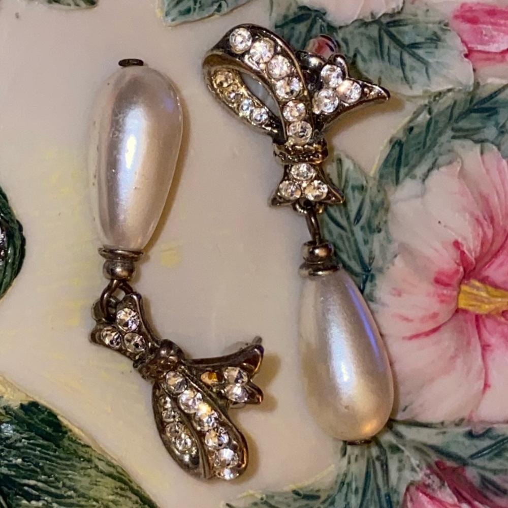 Elegant, Vintage(90’s) Silver 🎀 Drop Pierced Earrings-Costume Jewelry, Dressy 👰